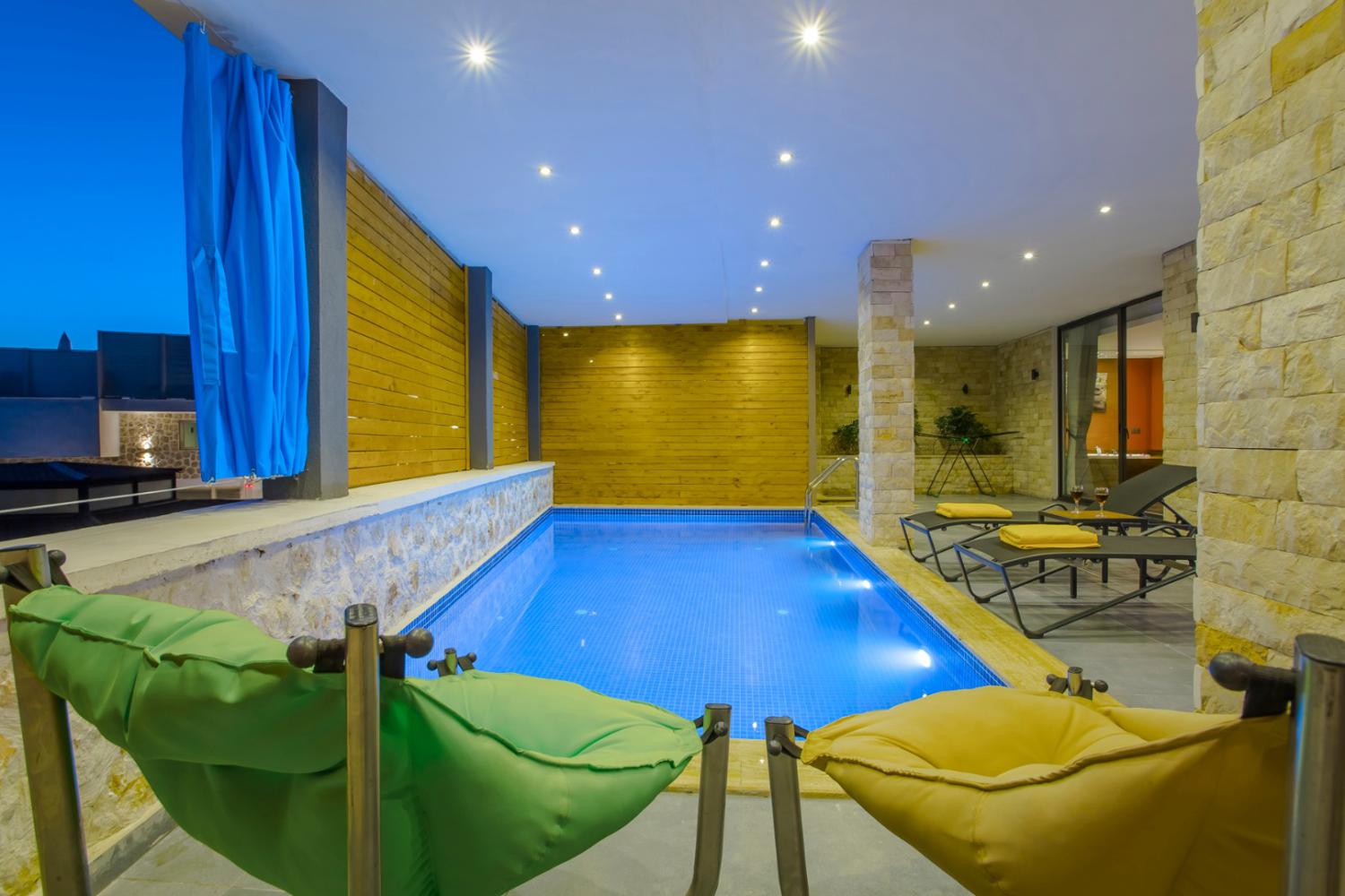 Villa Tarz (2) Kişilik Kapalı Havuzlu Muhafazakar Balayı Villası