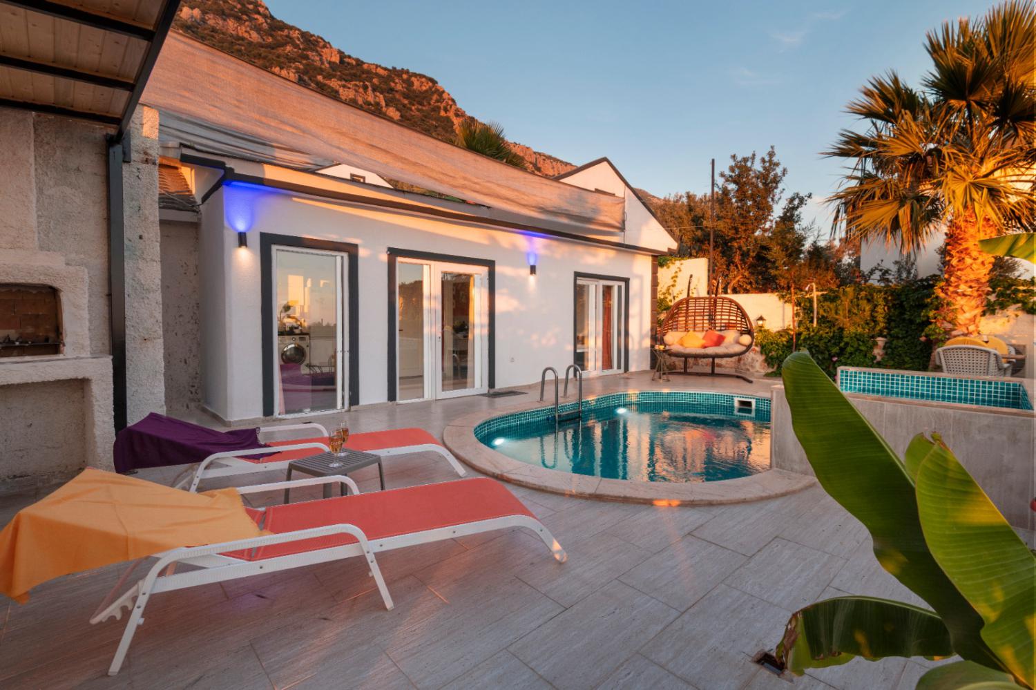 Villa Gusto 5 (2) Kişilik Havuzlu Muhafazakar Balayı Villası