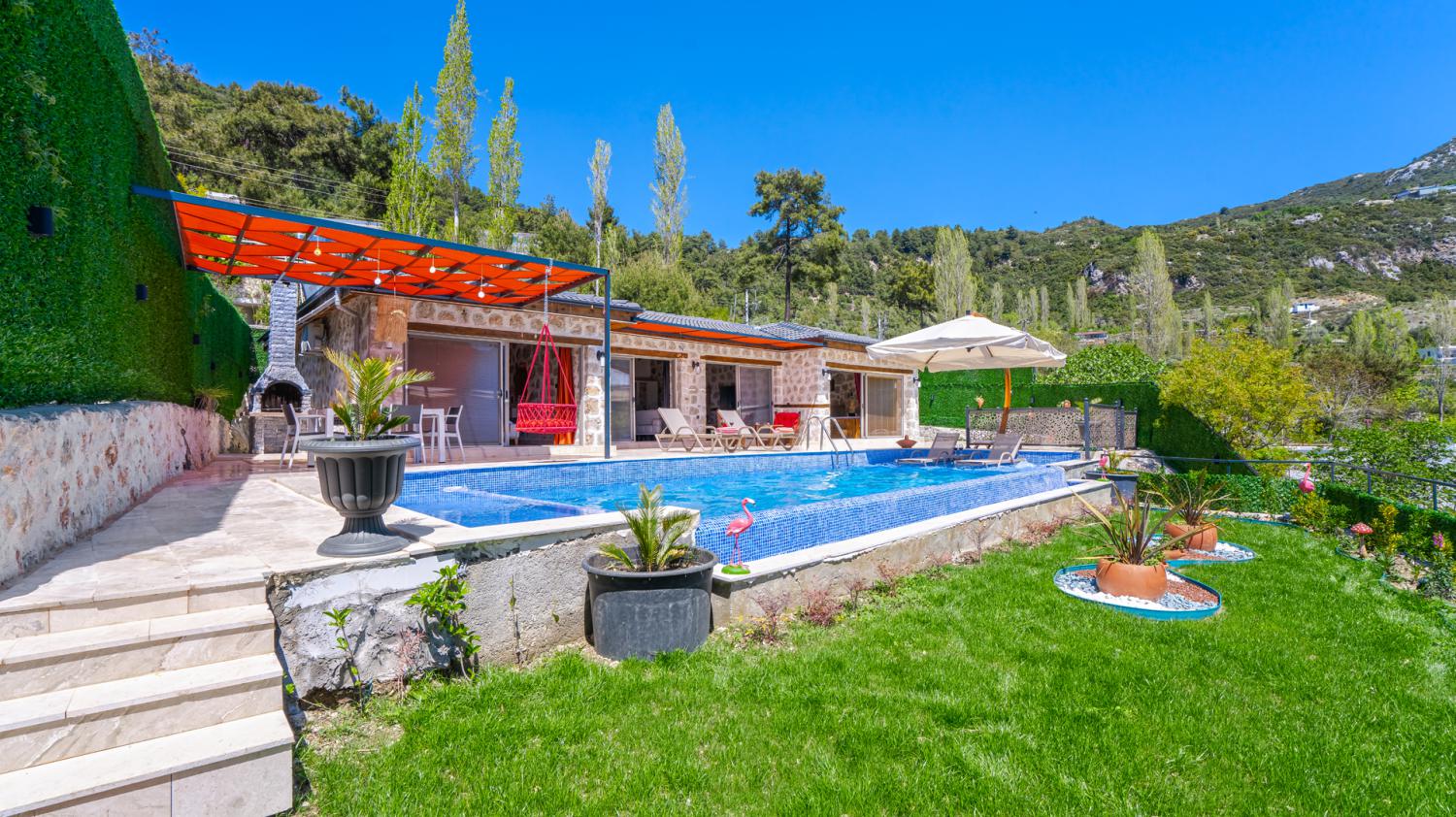 Villa Aden İslamlar ,(5) kişi kapasiteli,balayı çiftleri için uygun jakuzili villalarımız arasında yer almaktadır.