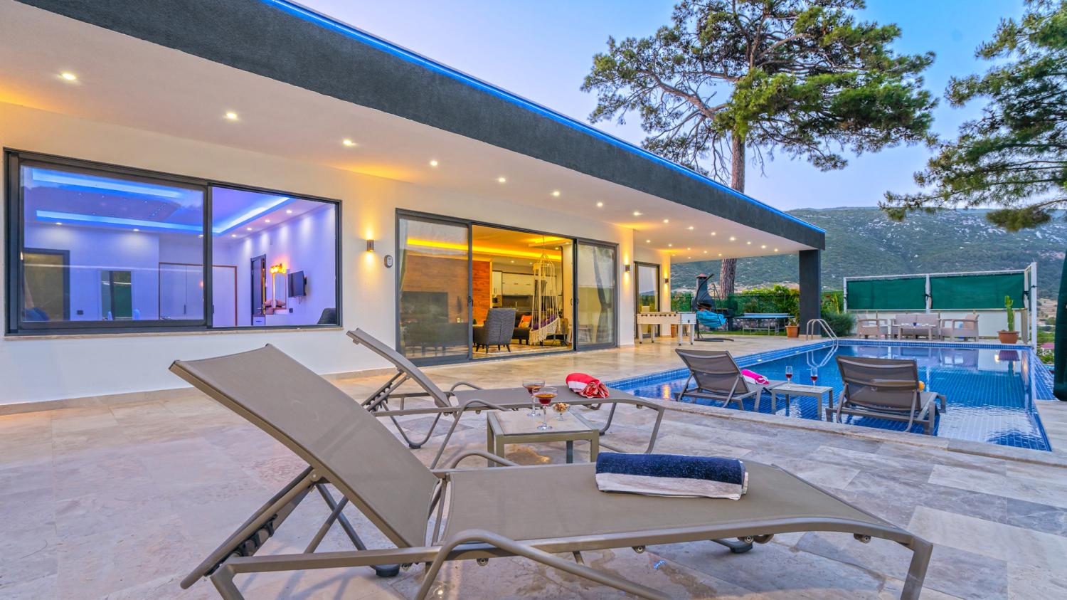 Villa Poruk Çiceği, Kalkan'da (4) Kişilik Muhafazakar Kiralık Balayı Villası