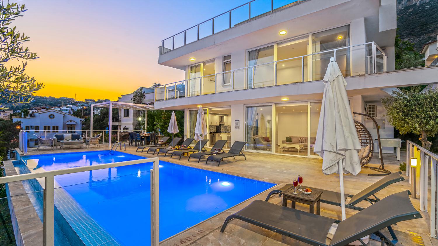 Villa Zeytouna ; Kalkan Kızıltaş'ta 10 Kişilik Deniz Manzaralı Tatil Villası.