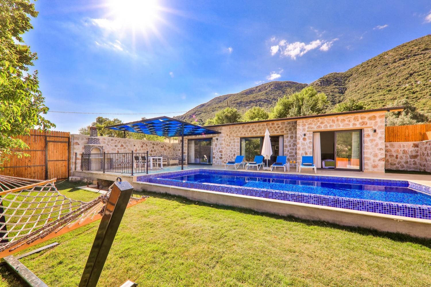 Villa Çınar (4) Kişilik Muhafazakar Kiralık Aile ve Balayı Villası