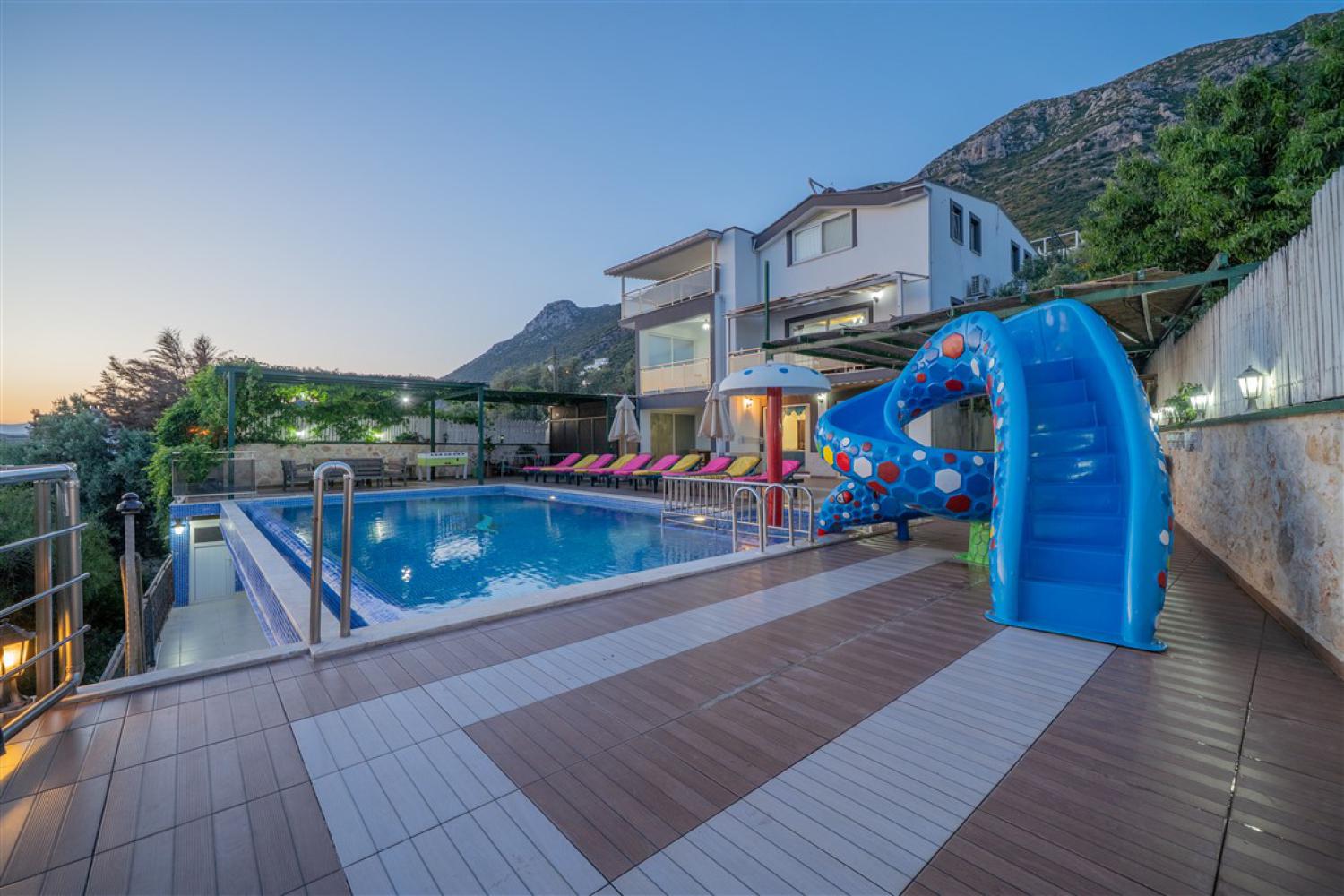 Villa Akça (14) Kişilik Muhafazakar Havuzlu Geniş Aile Villası