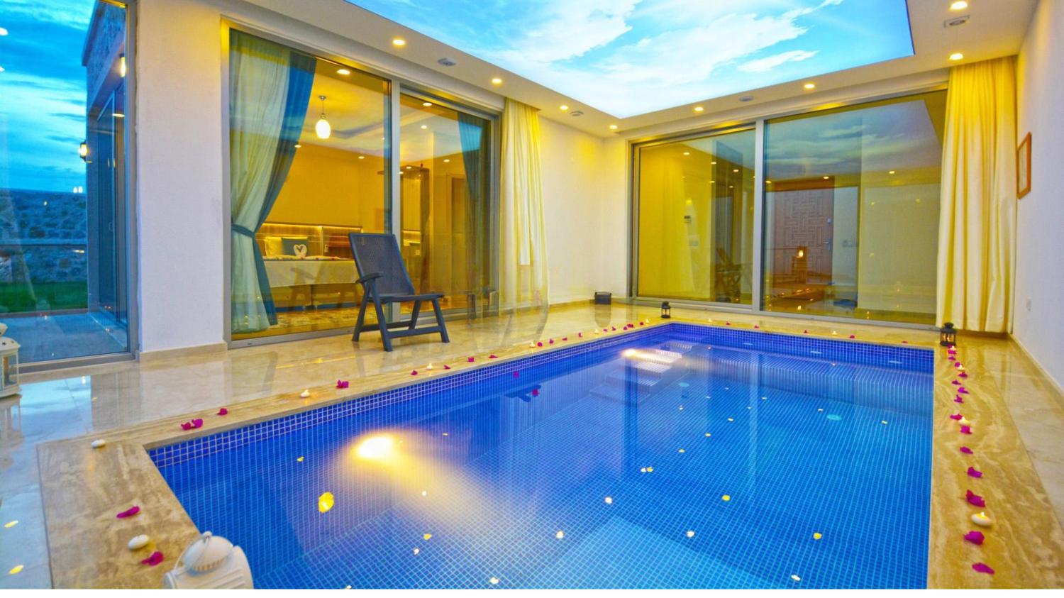 Villa Avon ; 4 Kişi Kapasiteli, Deniz Manzaralı,Kapalı Isıtmalı Havuzlu ,Merkeze Yakın ,Kiralık Villa.