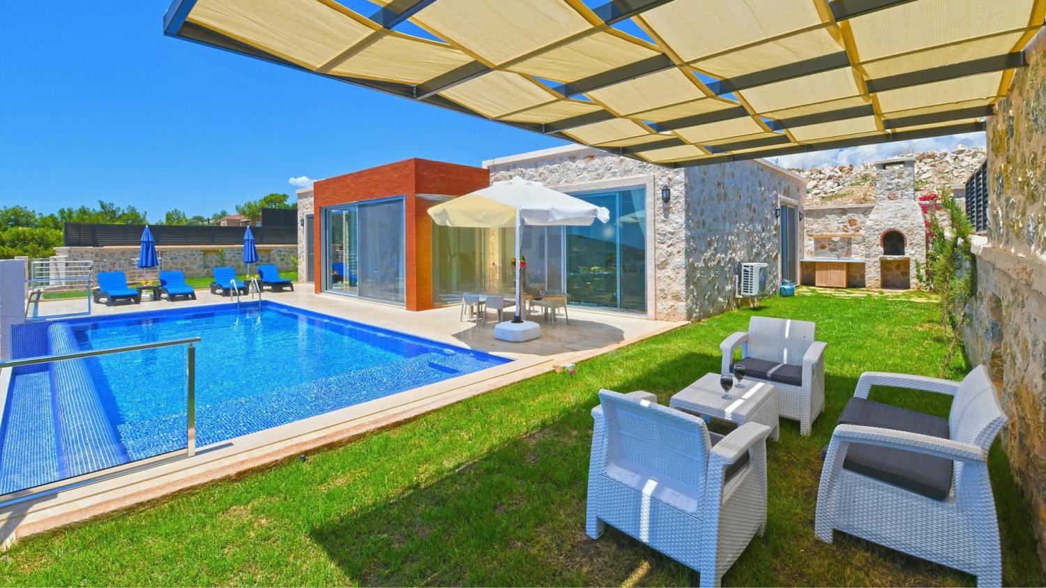 Villa Coton ; 4 Kişi Kapasiteli, Deniz Manzaralı,Kapalı Isıtmalı Havuzlu ,Merkeze Yakın ,Kiralık Villa.