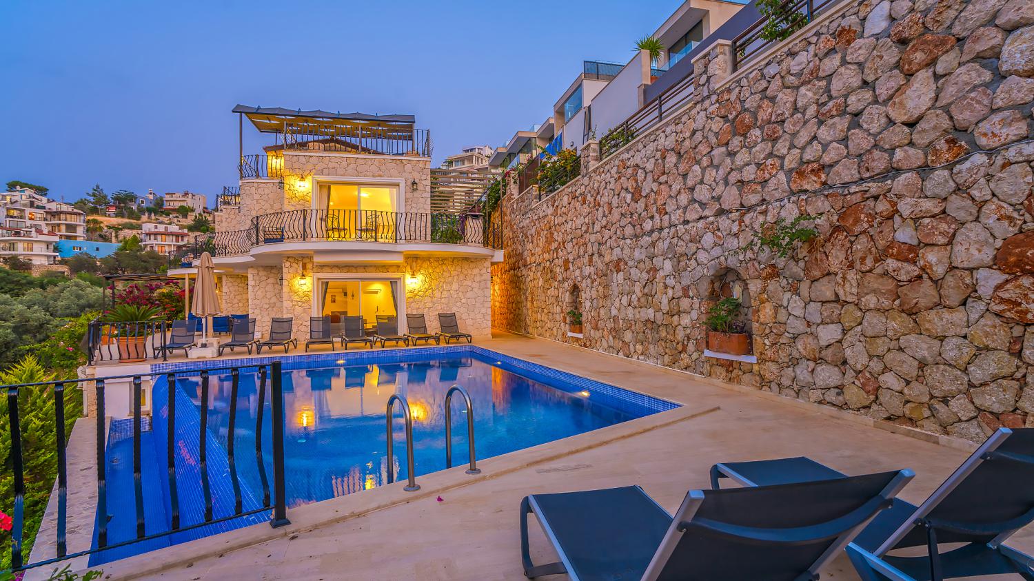 Villa Mavna ;Kalkan Kışla bölgesinde bulunan 5 yatak odalı kiralık villa
