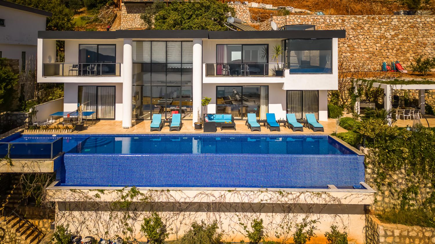 Villa Hyperion,Kalkan Kördere' de 4 yatak odalı, 8 kişilik deniz manzaralı kiralık lüks villa