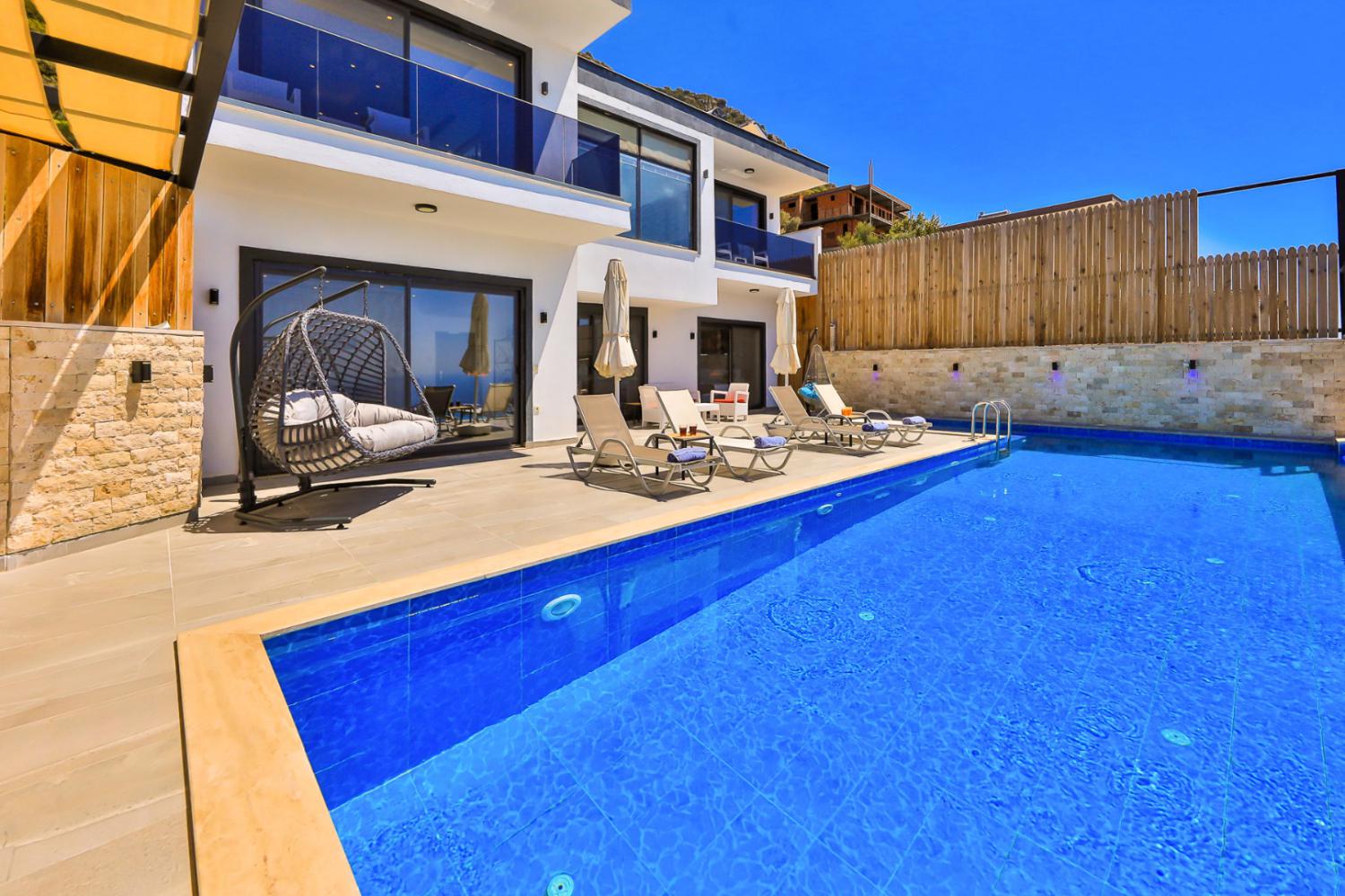 Villa Zeugma; Kalkan Kördere' de 3 yatak odalı, merkeze yakın, deniz manzaralı kiralık villa