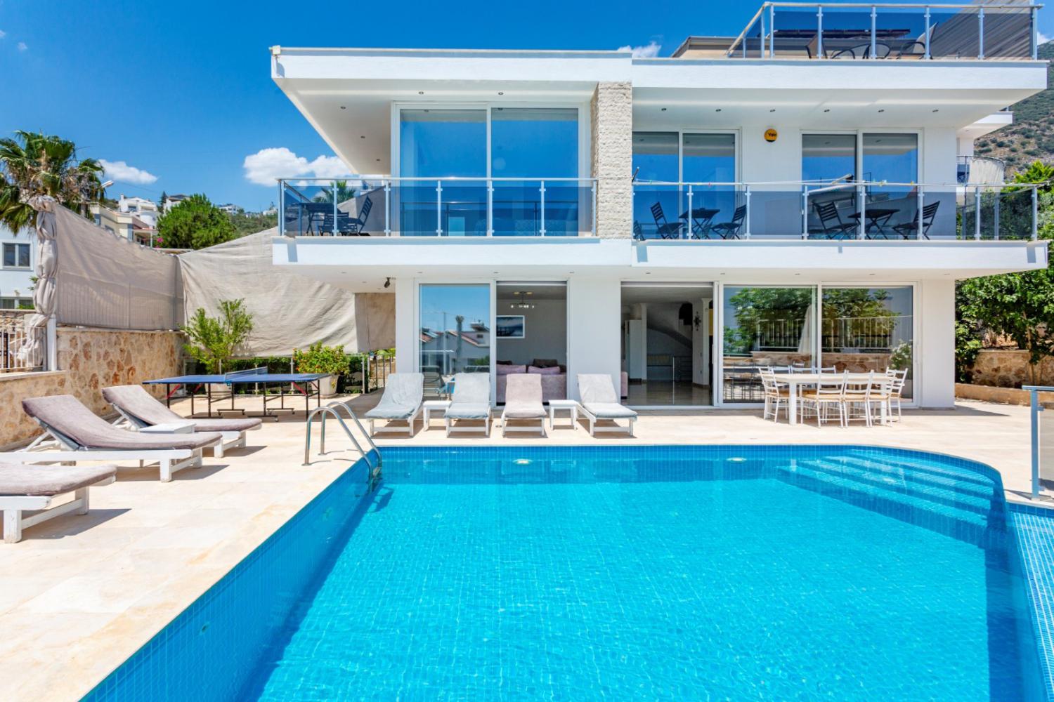 Villa Nergis (8) Kişilik Lüx, Korunaklı Muhafazakar Havuzlu Geniş Aile Villası
