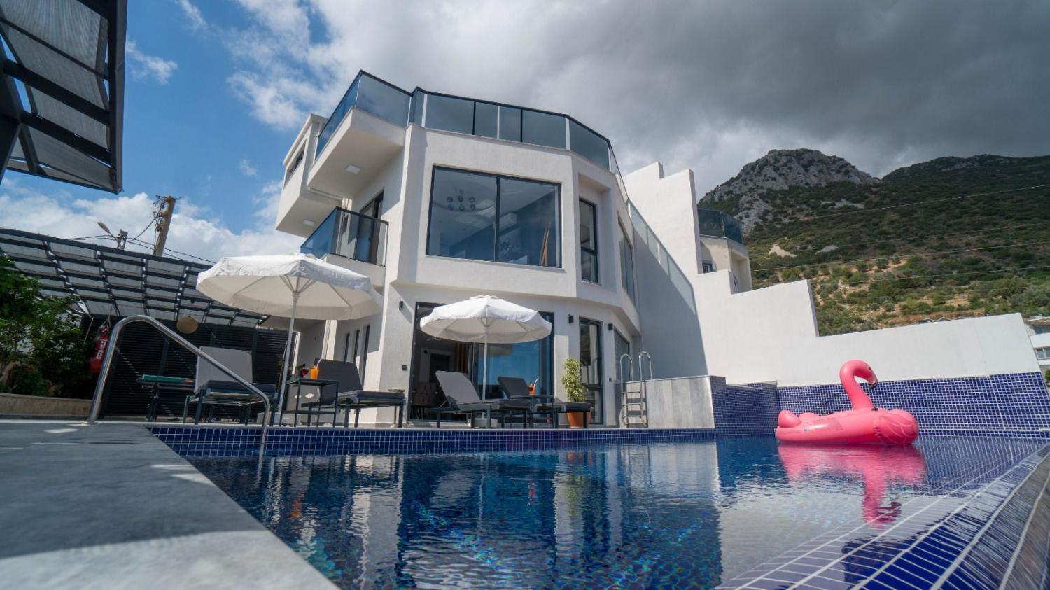 Villa Elif Akbel; Kalkan Akbel' de 4 yatak odalı, 8 kişilik deniz manzaralı kiralık villa 