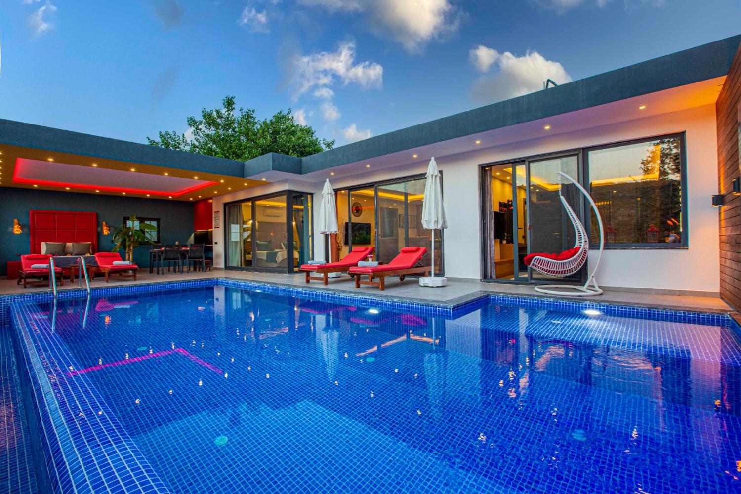 Villa Gold Premium,Kalkan Üzümlü mevkiinde bulunan 2 yatak odalı 4 kişilik konaklama kapasitesine sahip muhafazakar villa