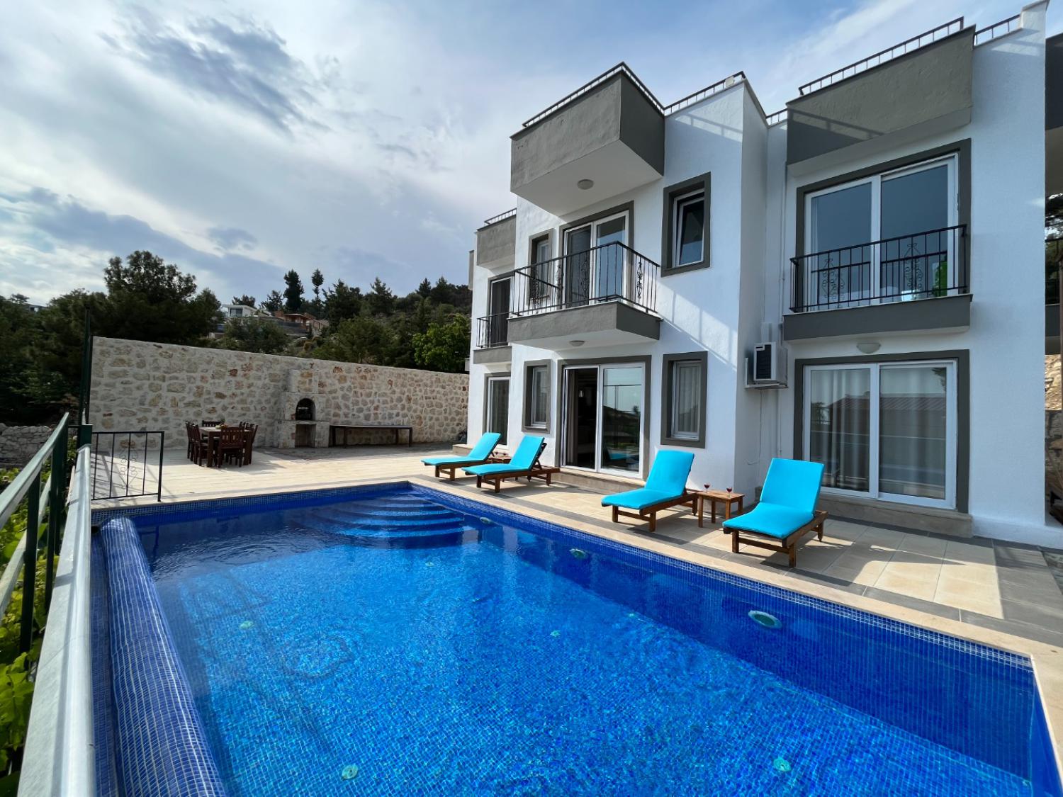Villa Birdie, Kalkan'da (10) Kişilik Kiralık Doğa ve Deniz Manzaralı Villa