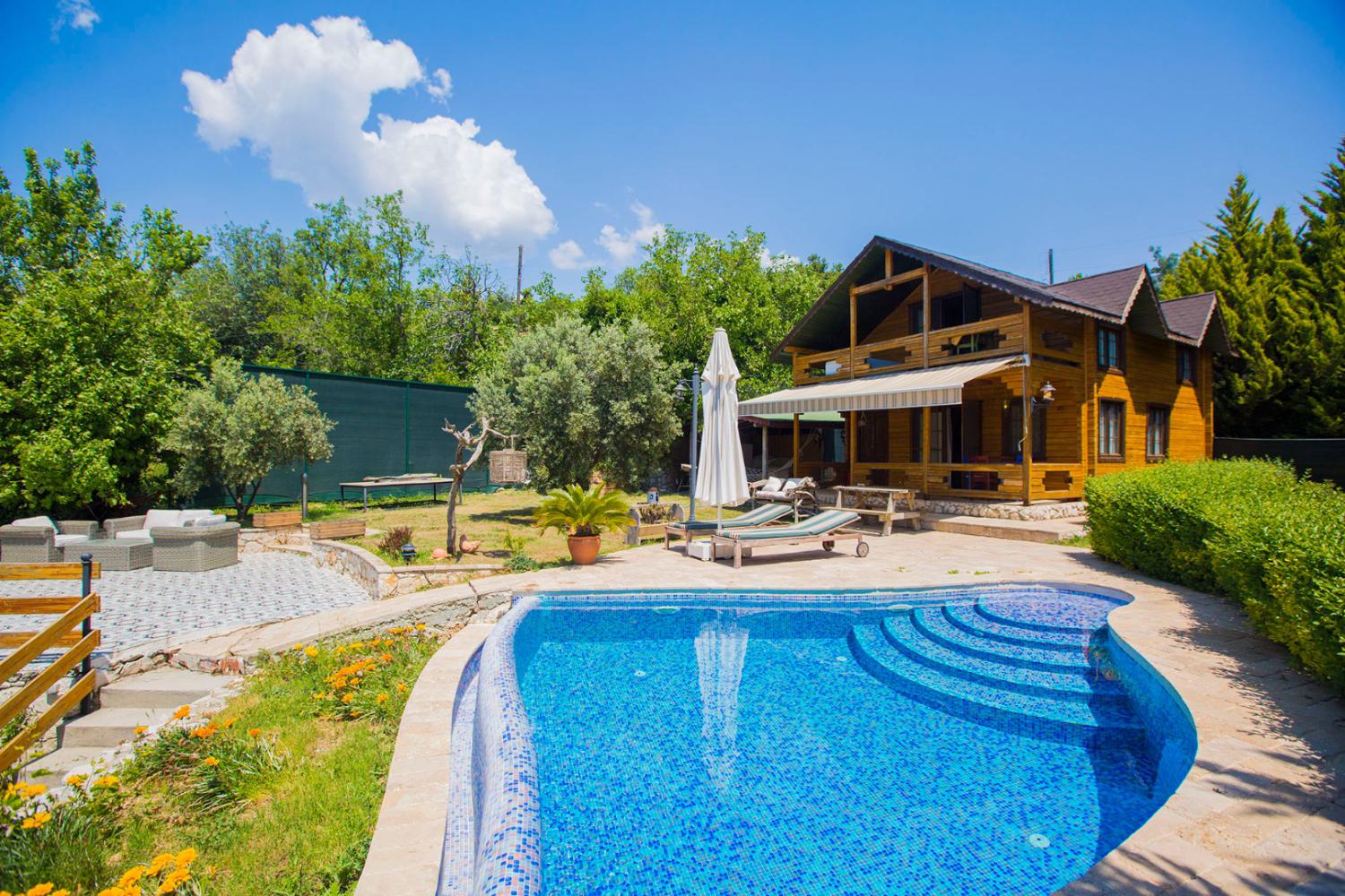Villa Zeytin Evi (4) Kişilik Ekonomik, Muhafazakar, Jakuzili Balayı Villası
