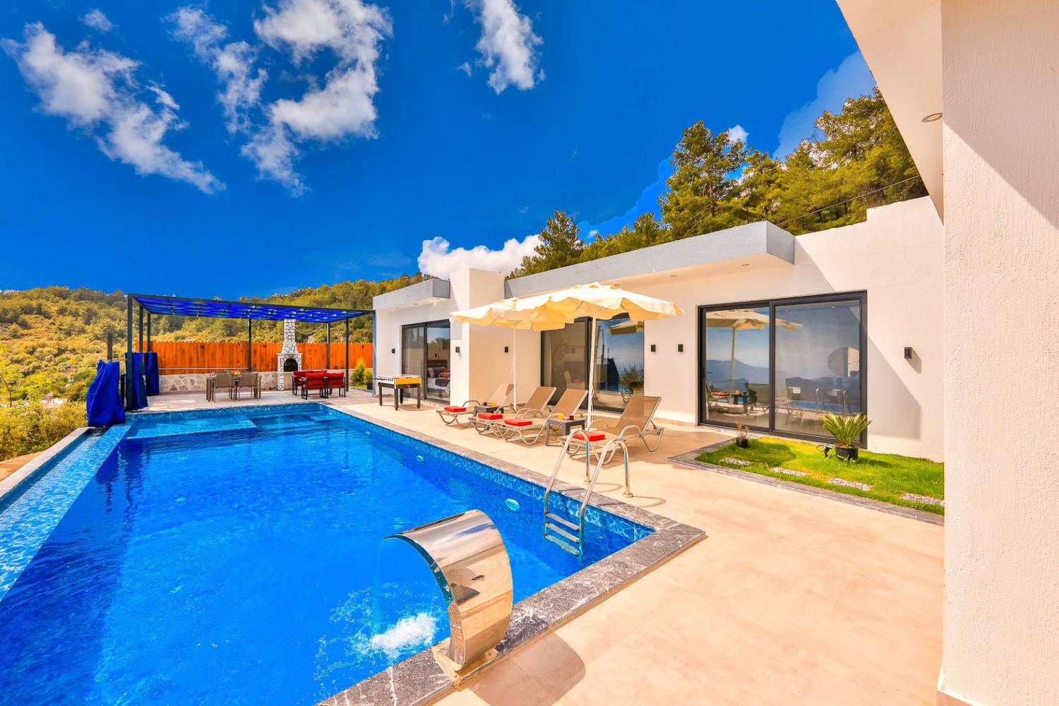 Villa Karnaval, Kalkan İslamlar bölgesinde inşa edilmiş,4 kişilik muhafazakar kiralık balayı villası.