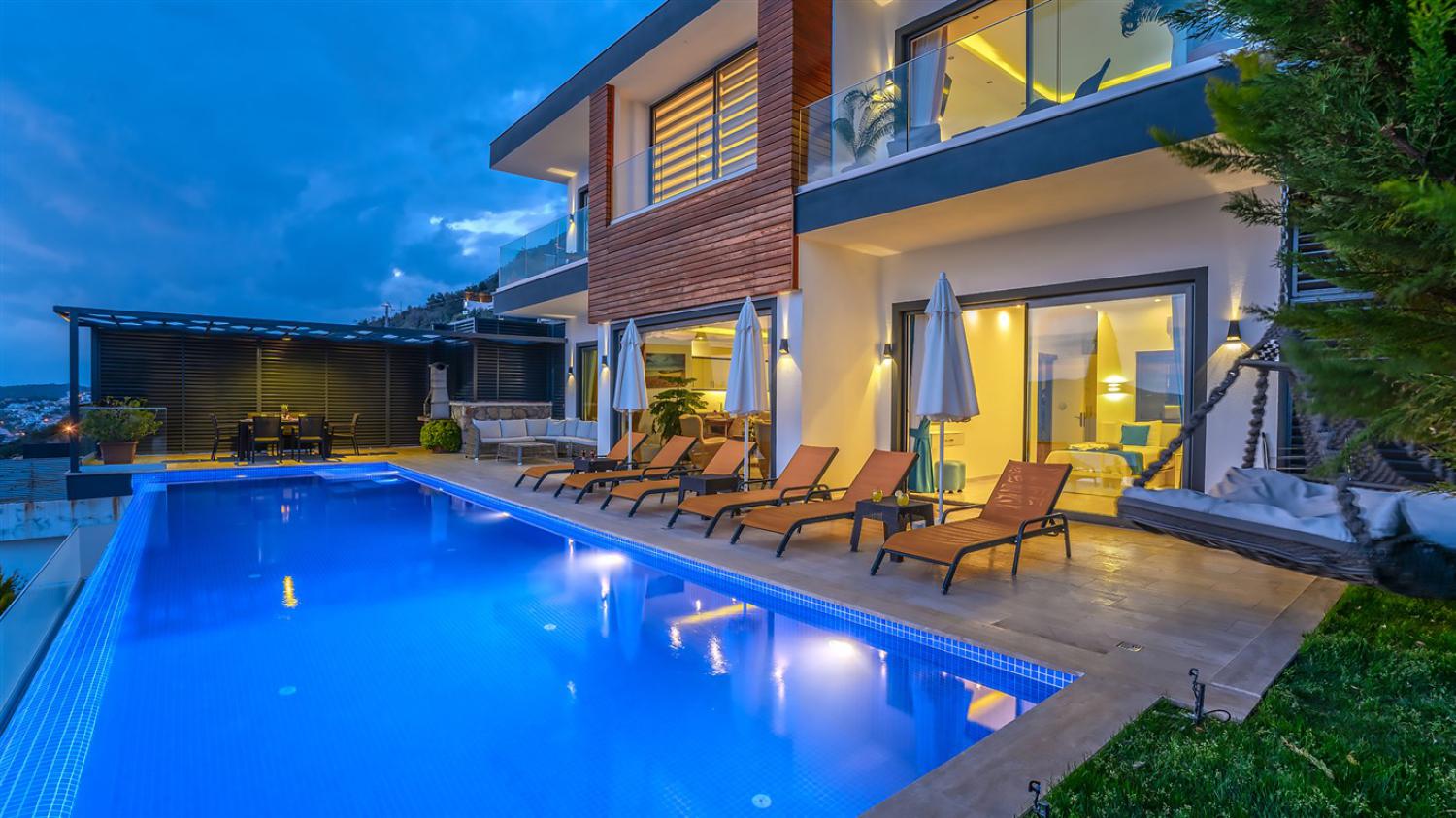 Villa Royal; Kalkan Kördere Bölgesinde (8) Kişilik Deniz Manzaralı Lüks Kiralık Villa