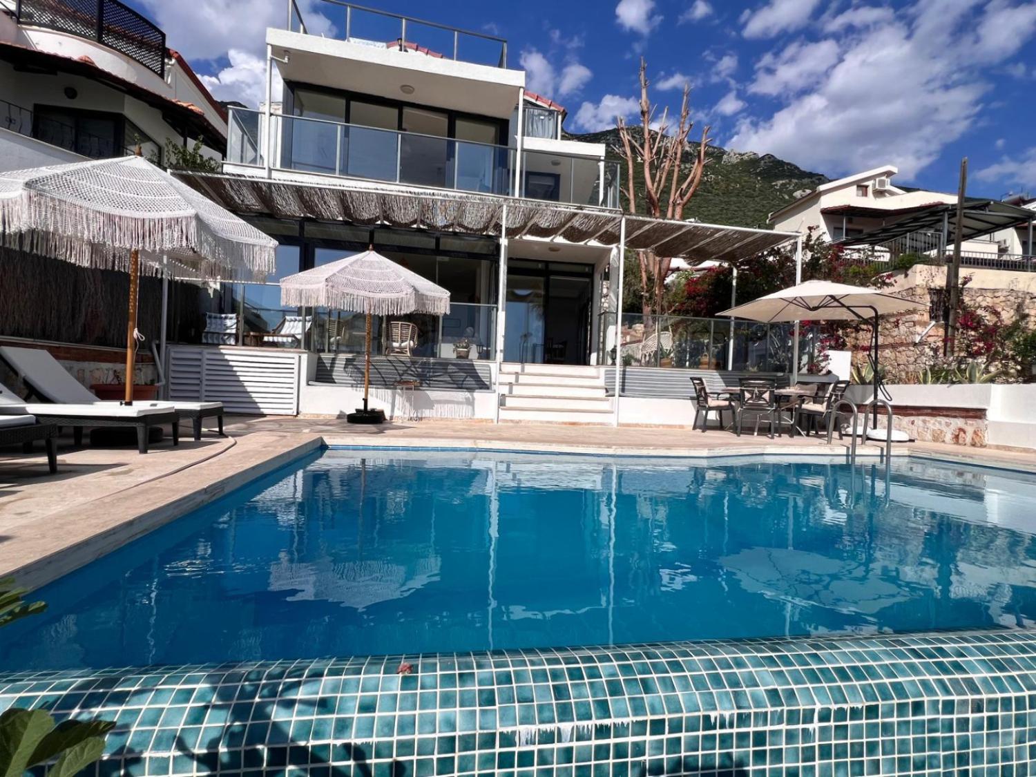 Villa Şerefe,Kalkan'ın Kızıltaş mevkiinde bulunan jakuzili 3 yatak odalı 6 kişilik kiralık tatil villası
