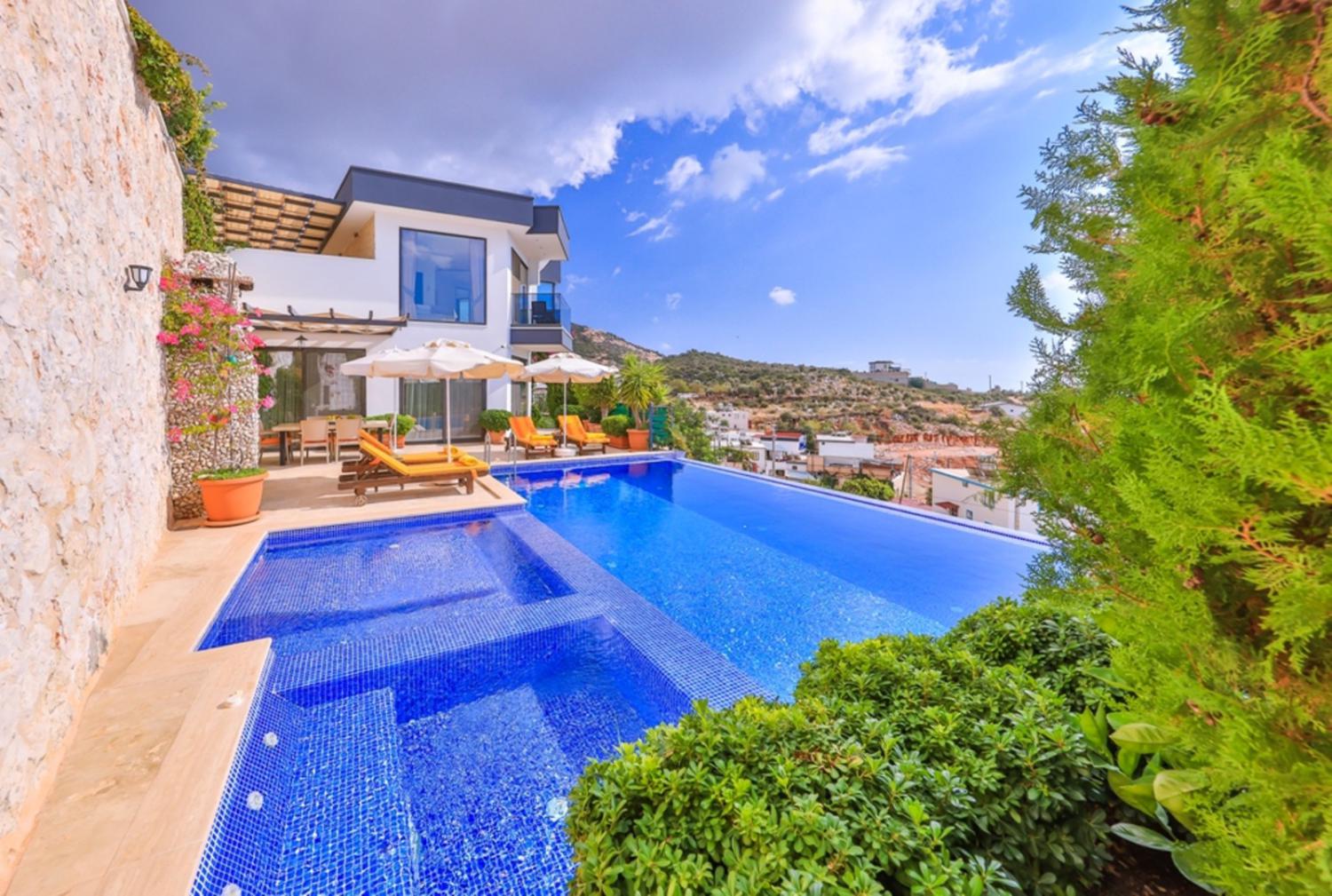 Villa Sıla Ordu, Kalkan'da (4) Kişilik Deniz Manzaralı Kiralık Villa
