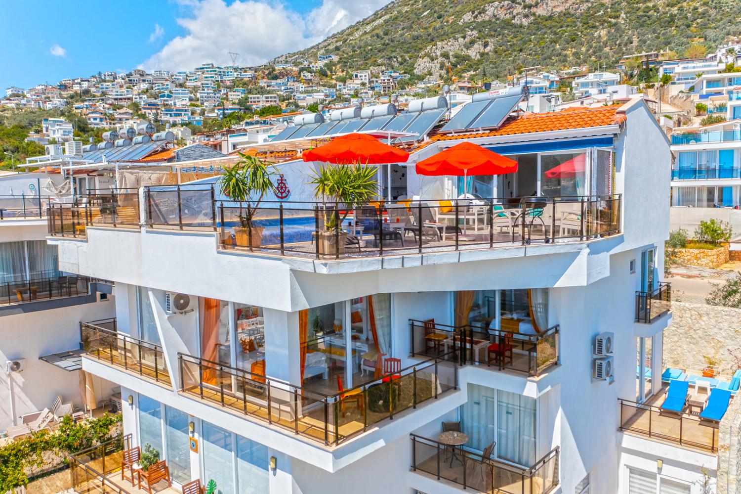 Suit Karmen, Kalkan'da (6) Kişilik Deniz Manzaralı Geniş Aile ve Arkadaş Grupları için Kiralık Apart