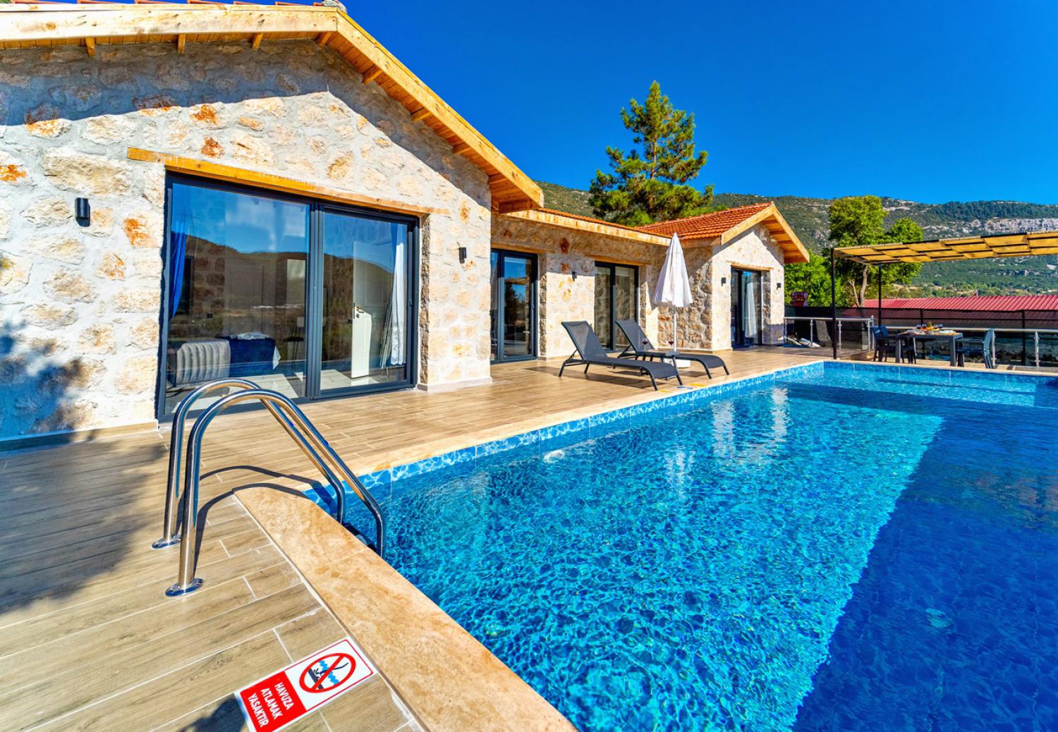 Villa A Alya, Kalkan İkizce mevkiinde bulunan 2 yatak odalı, 4 kişilik kiralık balayı villası