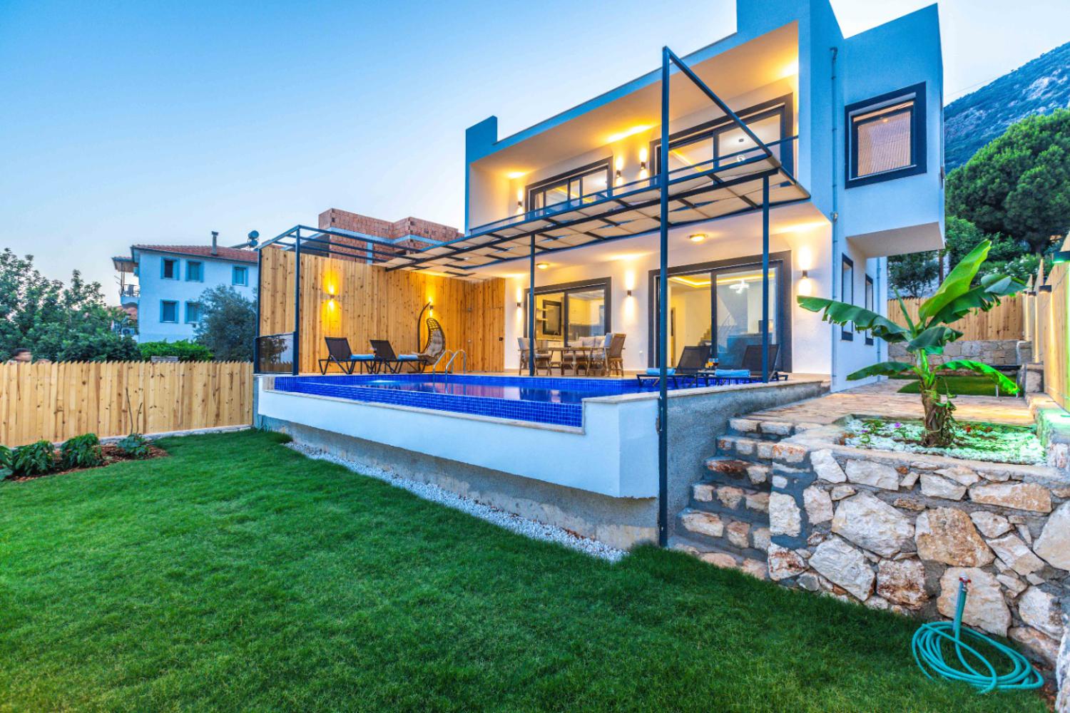 Villa Albedo, Kalkan Gökseki bölgesinde bulunan 2 yatak odalı/4 kişilik kiralık özel havuzlu villa