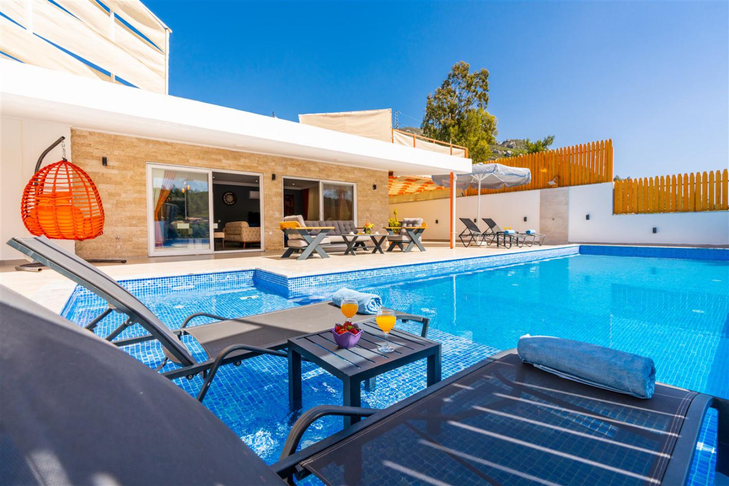Villa Amber Uno; Kalkan Üzümlü' de 2 yatak odalı 4 kişilik kiralık balayı villası