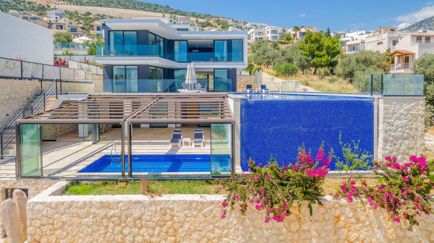 Villa Aquamarine (8) Kişilik Lüx, Deniz Manzaralı Geniş Aile Villası