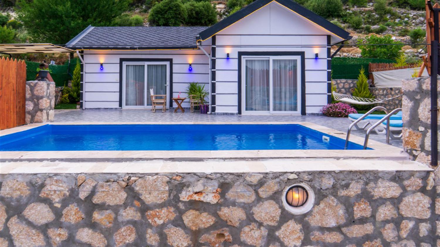 Villa Asil Sarıbelen, Kalkan Sarıbelen bölgesinde yer alan tek yatak odalı, 2 kişilik kiralık balayı villası