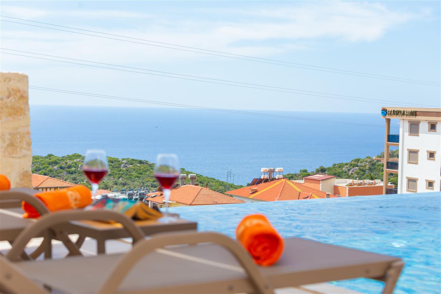 Villa Ayshe,(4) kişi kapasiteli,balayı çiftleri için uygun muhafazakar villalarımız arasında yer almaktadır.