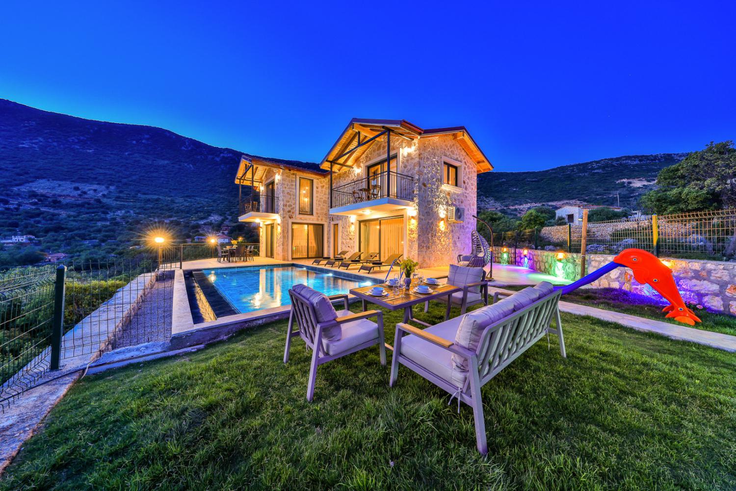 Villa Badem Çiçeği,(4) kişi kapasiteli,deniz manzaralı balayı çiftleri için uygun villalarımız arasında yer almaktadır.