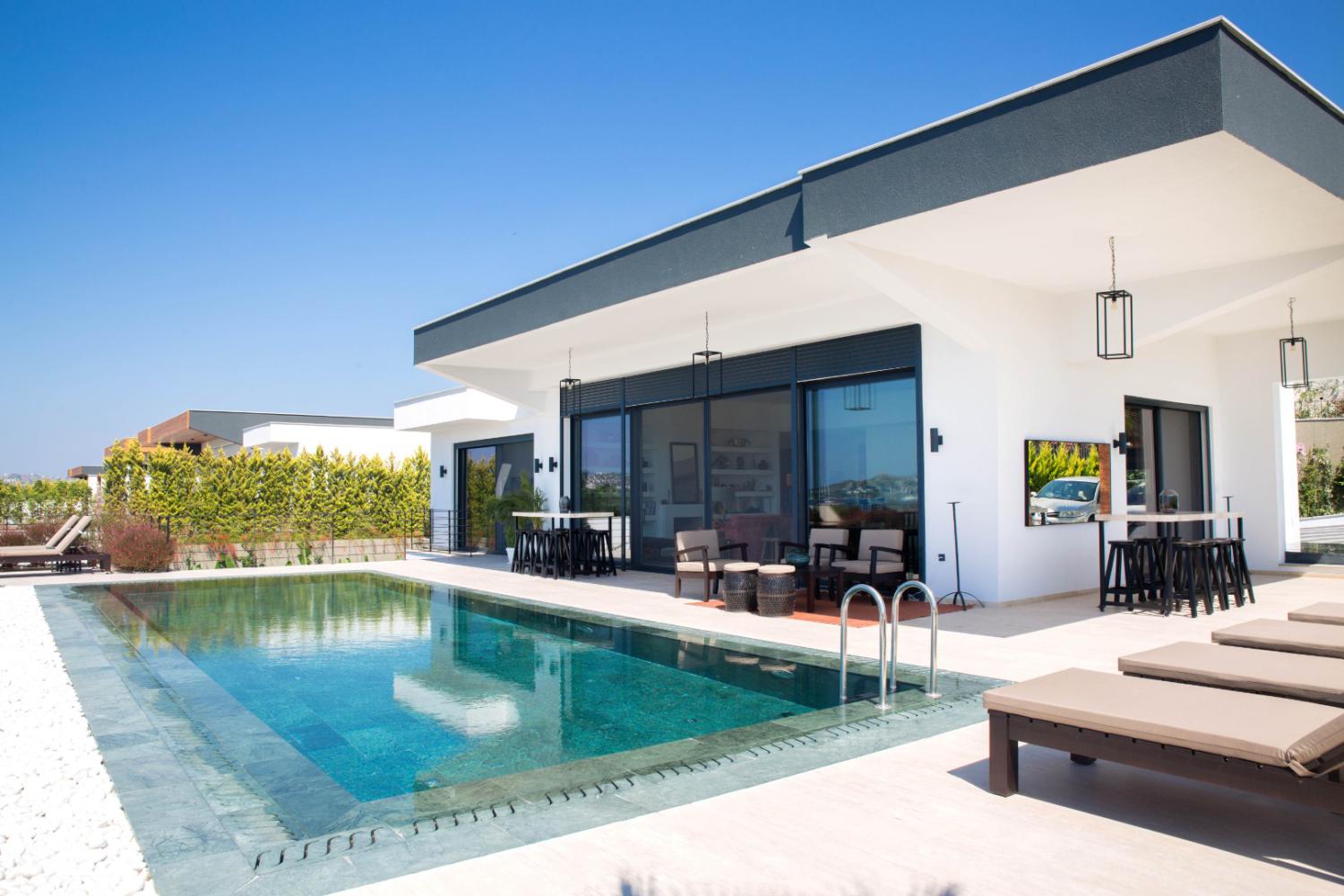 Villa Bambi 443, Bodrum'da (16) Kişilik Deniz Manzaralı Geniş Aile ve Arkadaş Villası