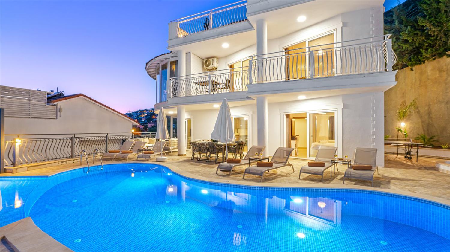 Villa Bembeyaz (10) Kişilik Kapalı ve Isıtmalı Geniş Aile Villası