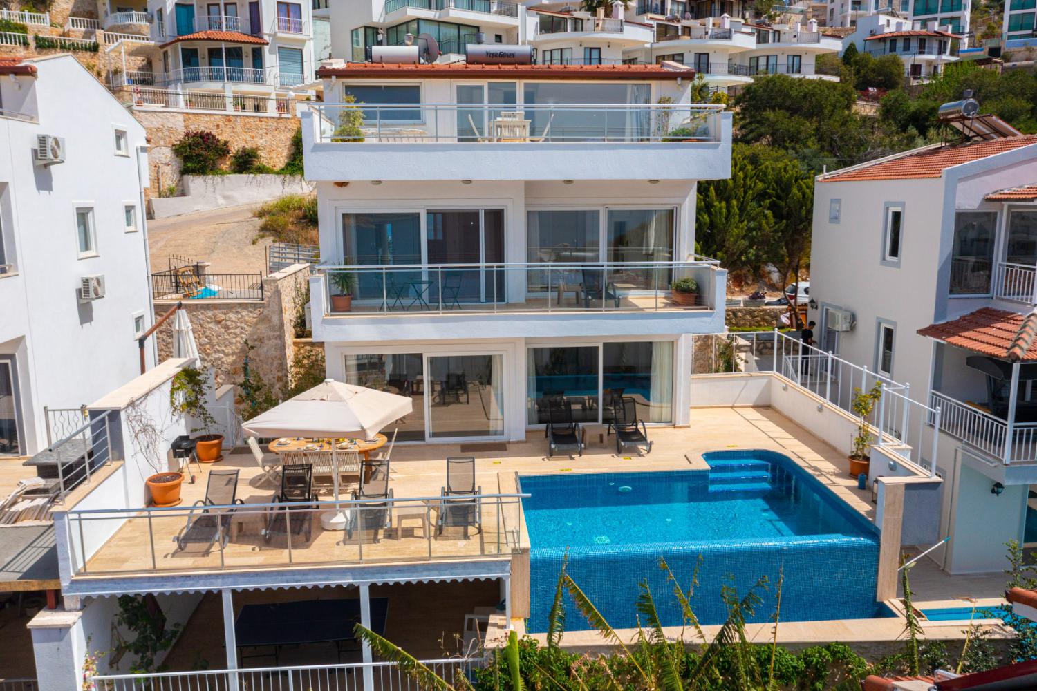 Villa Berry Kışla – Kalkan’da Deniz Manzaralı Geniş Villa 🌅