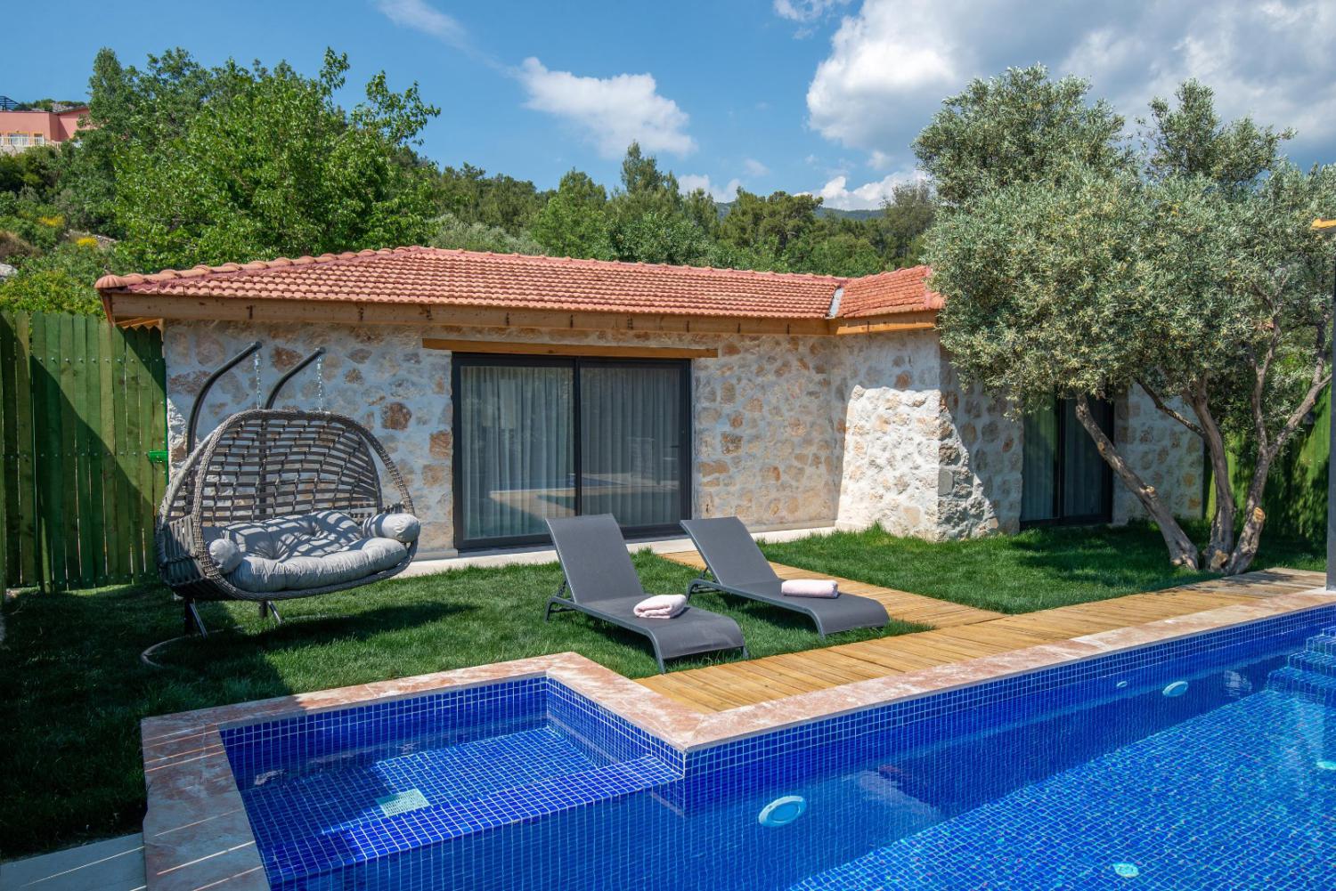 Villa Beyina, Kalkan İslamlar bölgesinde yer alan tek yatak odalı ve muhafazakar kiralık balayı villası