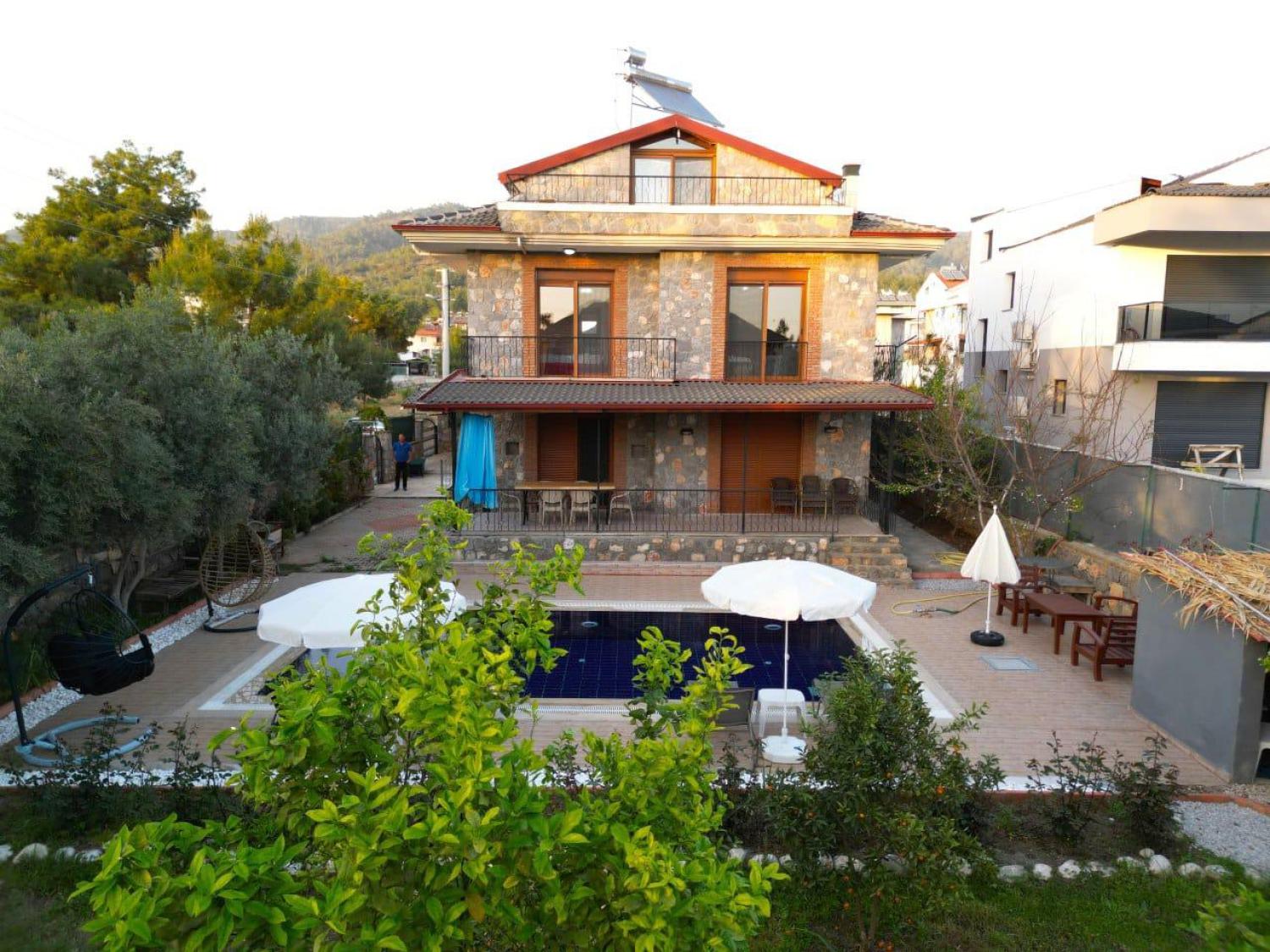 Villa Black; Fethiye Çiftlik Bölgesinde 4 Yatak Odalı 8 Kişilik Tatil Villası