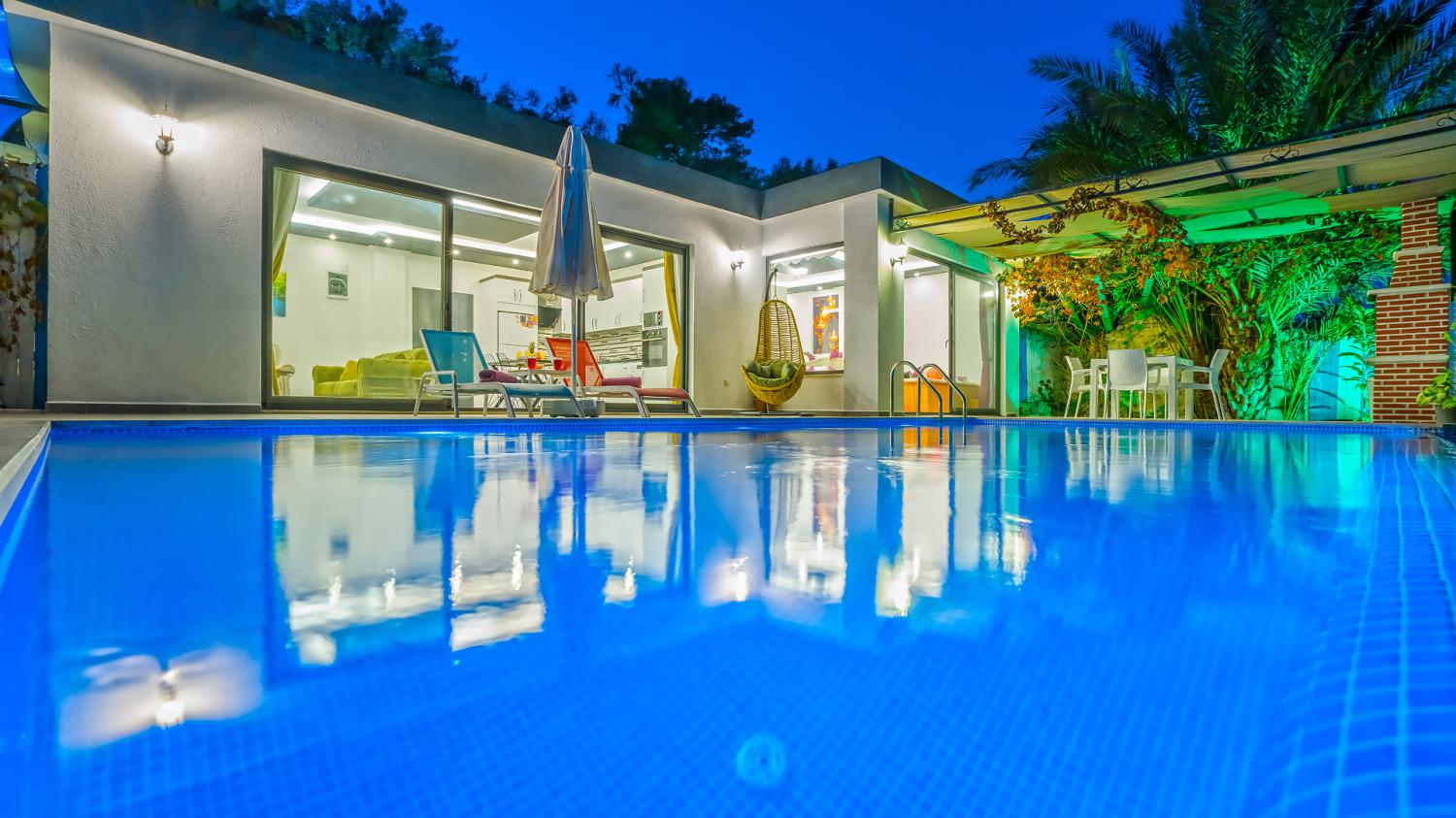 Villa Bozo 1, Kalkan İslamlar mevkiinde bulunan (2) kişilik kiralık balayı villası