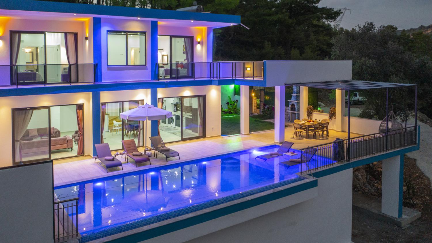 Villa Bozo 2, Kalkan İslamlar mevkiinde bulunan (5) kişilik kiralık balayı villası