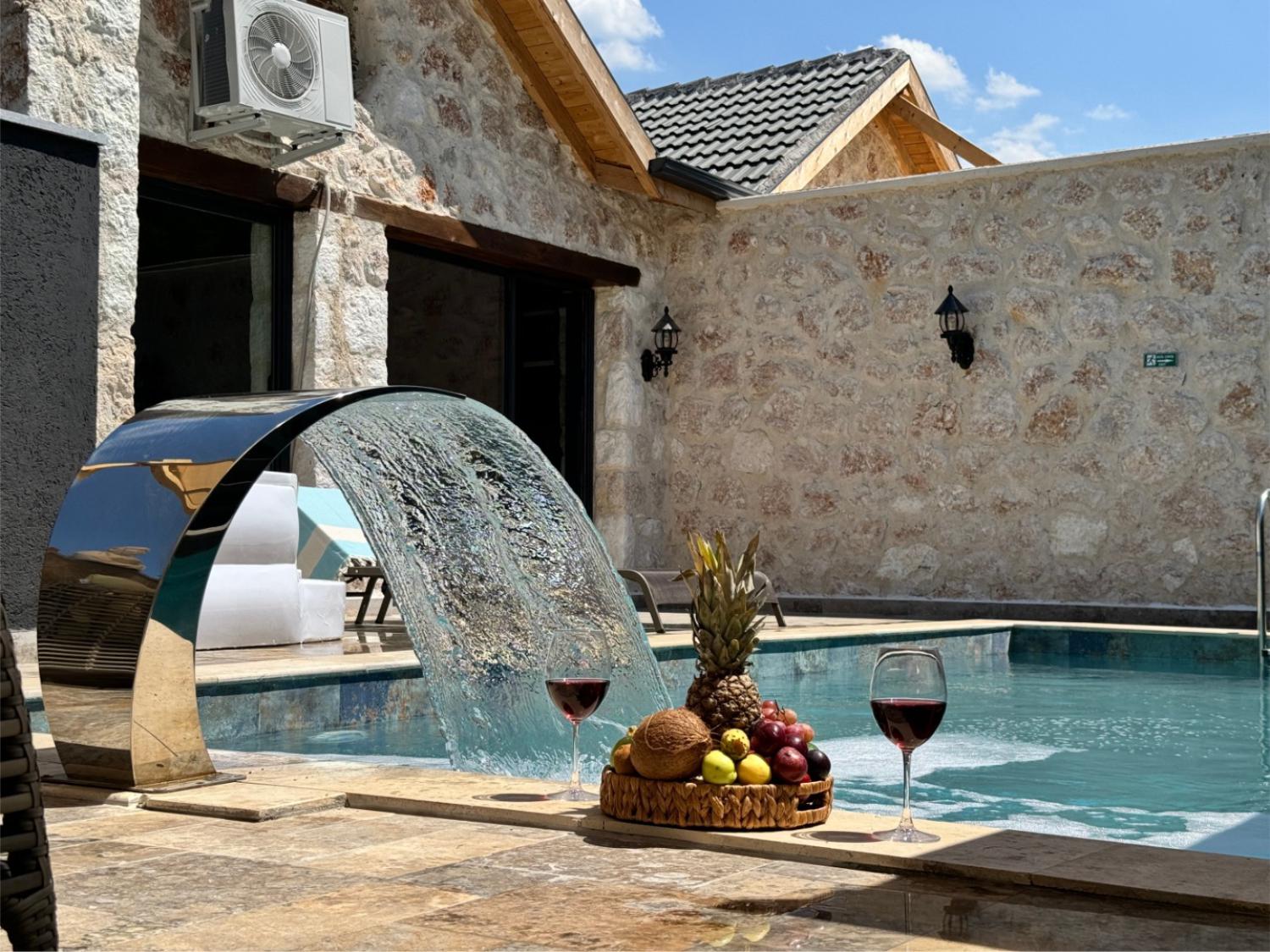 Villa Büşra Sarıbelen ; kalkan Sarıbelen'de jakuzili kiralık balayı villası.