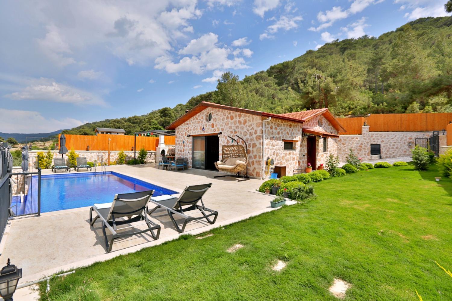 Villa Camdibi (4) Kişilik Muhafazakar Kiralık Aile ve Balayı Villası