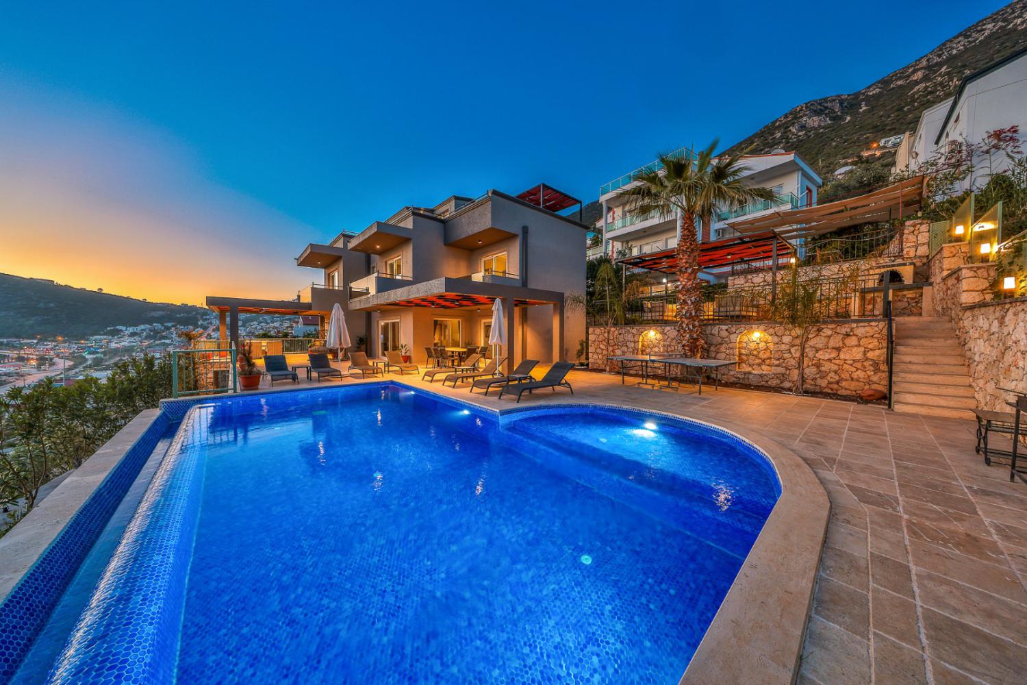 Villa Cecili (9) Kişilik Havuzlu Geniş Aile ve Arkadaş Villası