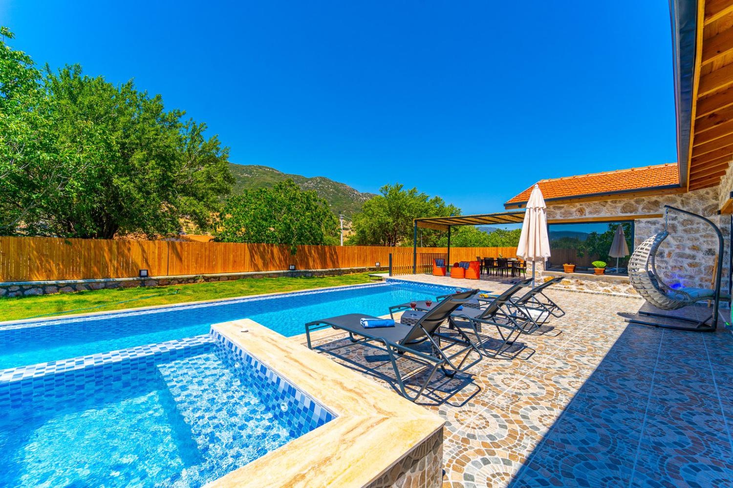 Villa Ceviziçi, Kalkan Sarıbelen bölgesinde yer alan 2 yatak odalı, 4 kişilik kiralık balayı villası