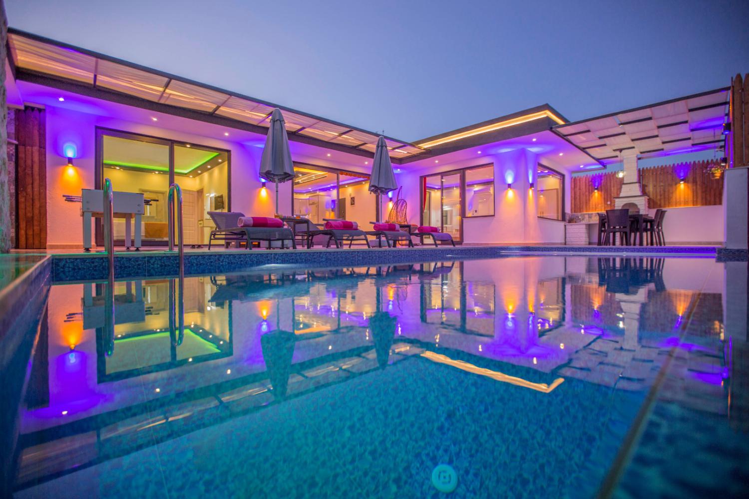 Villa Cika 2 (4) Kişilik Muhafazakar Çocuk Havuzlu Villa