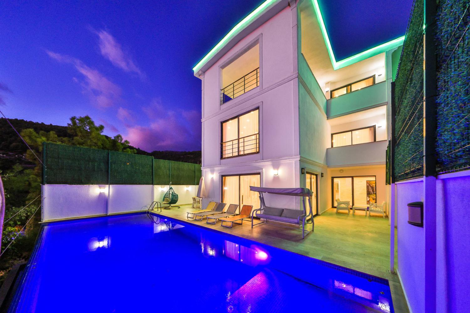 Villa Çınar 1 (11) Kişilik Korunaklı Geniş Aile ve Arkadaş Villası