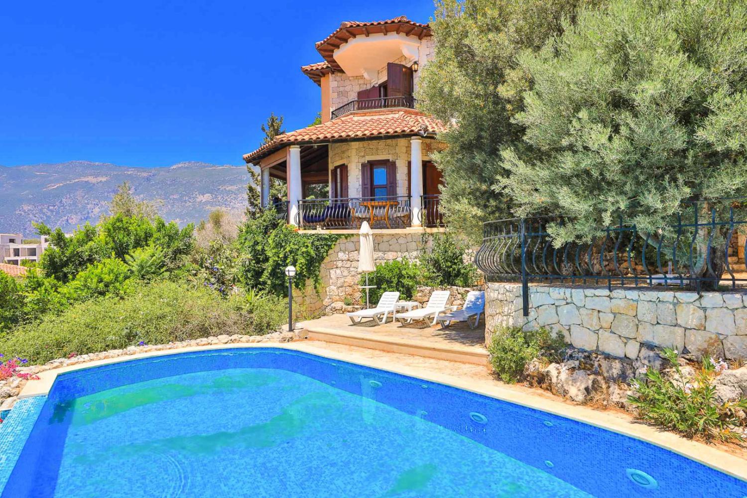 Villa Cindy Çukurbağ ,Kaş Çukurbağ bölgesinde yer alan (6) kişi kapasiteli deniz manzaralı tatil villasıdır