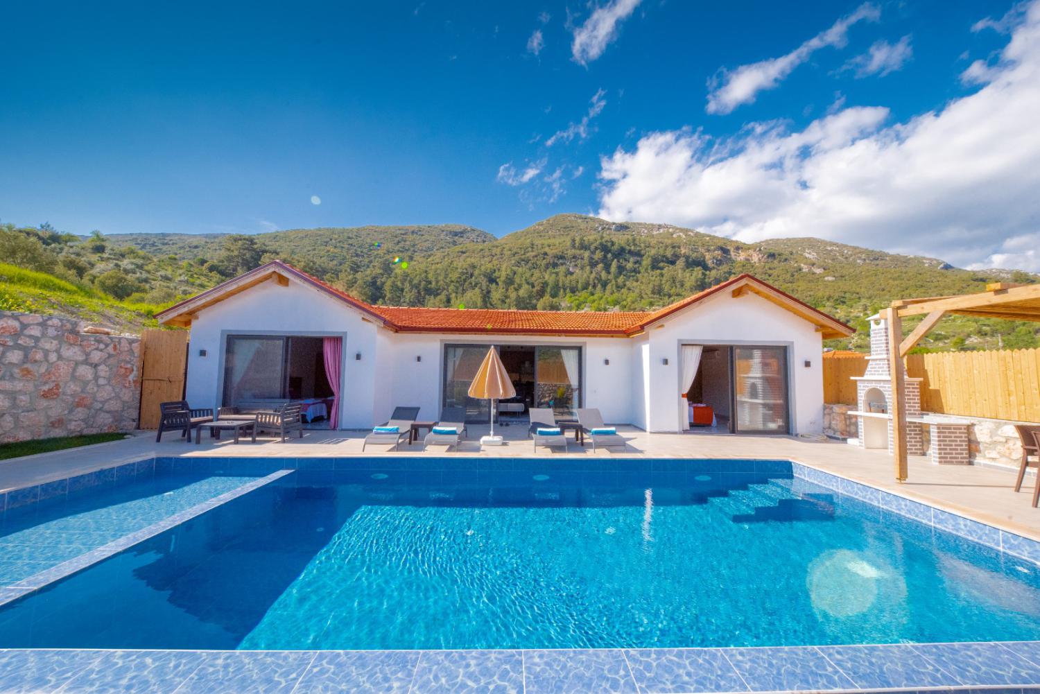 Villa Dessa; Kalkan Sarıbelen Bölgesinde (4) Kişilik Tatil Villası