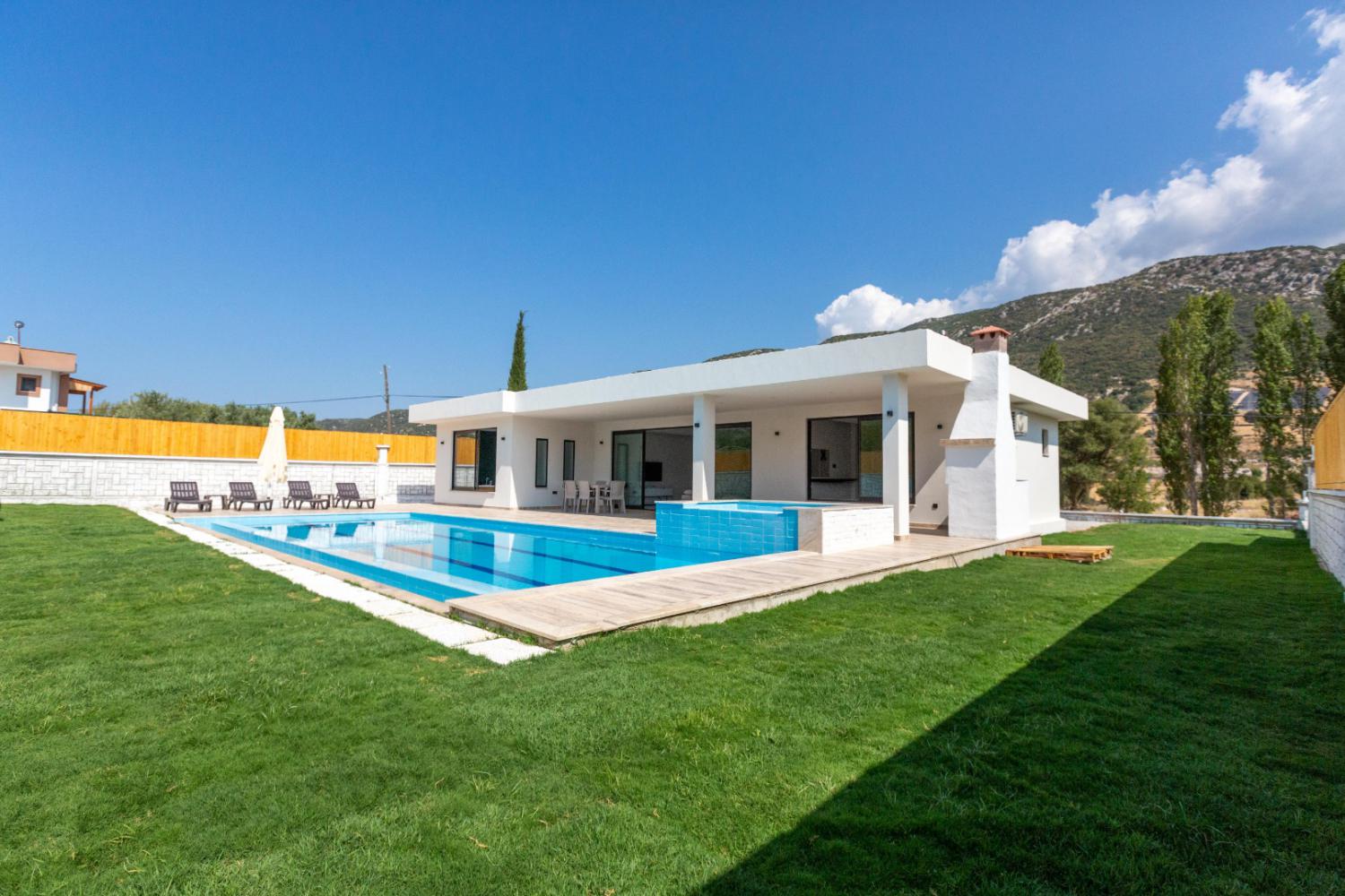 Villa Edda; Kalkan Sarıbelen' de 2 yatak odalı 4 yatak odalı kiralık tatil villası 