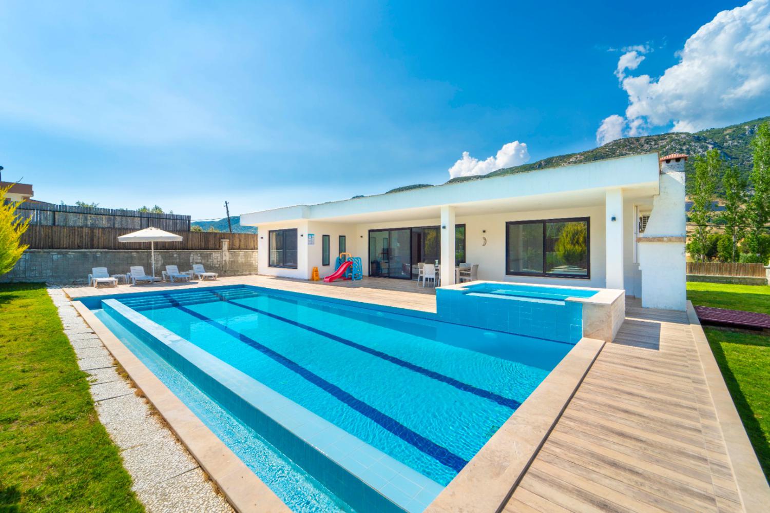 Villa Edda; Kalkan Sarıbelen' de 2 yatak odalı 4 yatak odalı kiralık tatil villası 