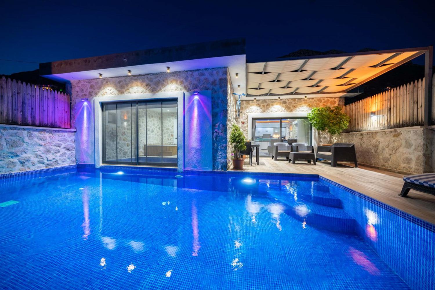 Villa Ege Ordu, Kalkan'da (2) Kişilik Muhafazakar Jakuzili Balayı Villası