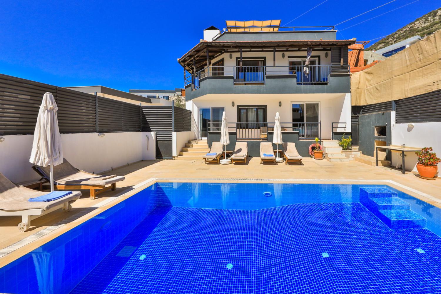 Villa Emir Akbel (6) Kişilik Deniz Manzaralı Geniş Aile ve Arkadaş Villası