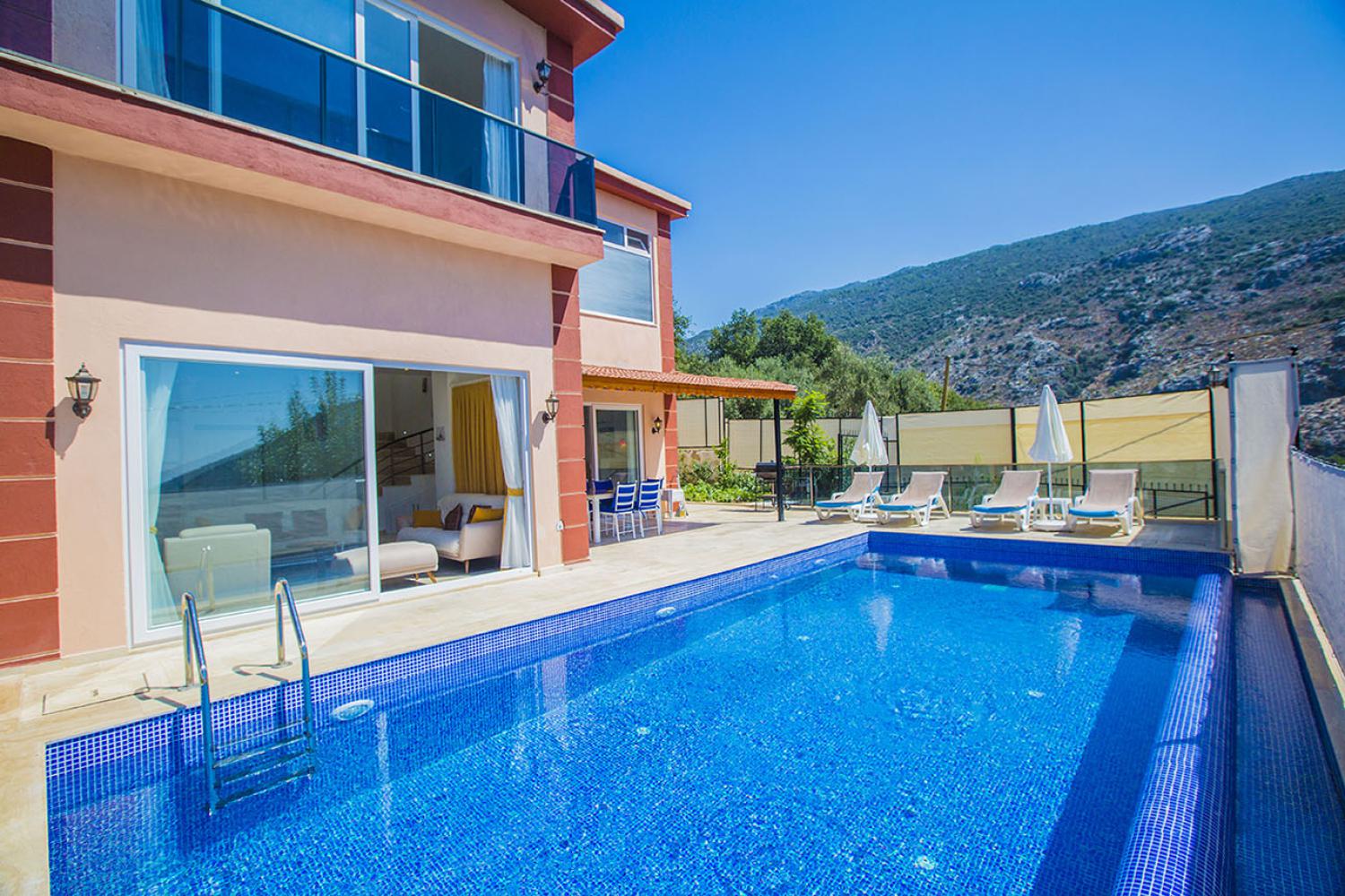 Kiralık Villa Ermiş-Kalkan İslamlar köyünden konumlanan 2 odalı 4 kişilik muhafazakar kiralık balayı Villası ve islami tatil evi