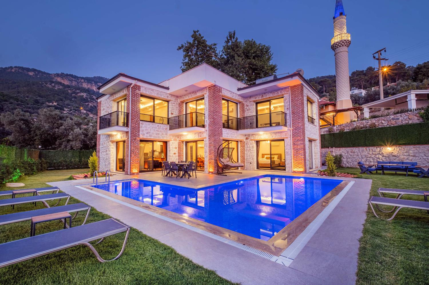 Villa Esma Sultan, Fethiye Faralya bölgesinde bulunan 4 yatak odalı, 8 kişilik kiralık villa